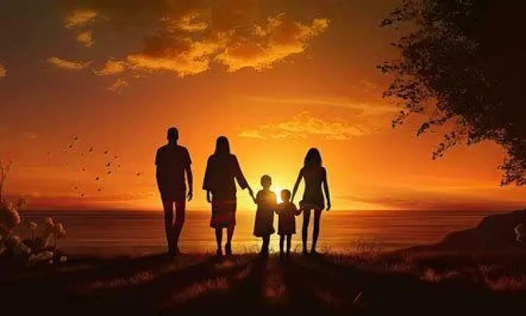 Keluarga bahagia di bawah matahari terbenam melambangkan kebebasan