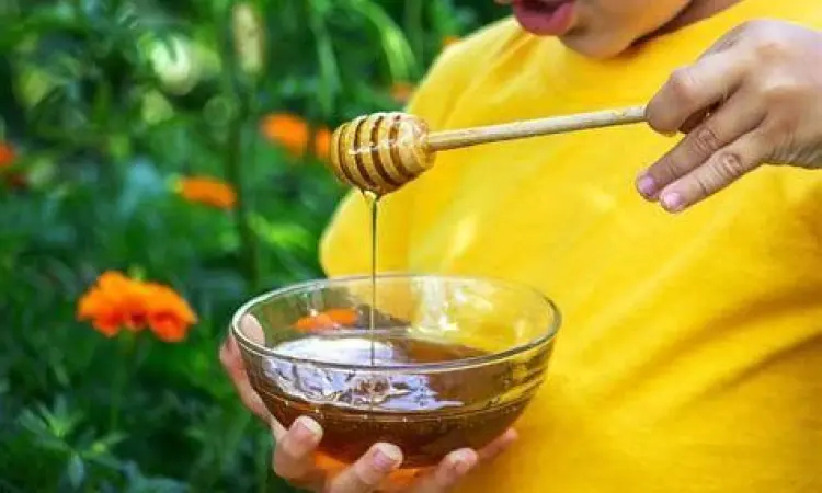 Ibu memberikan madu kepada anaknya menggunakan sendok