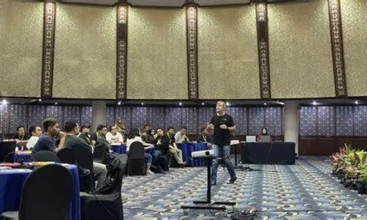 Gibran Huzaifah berbicara di konferensi internasional