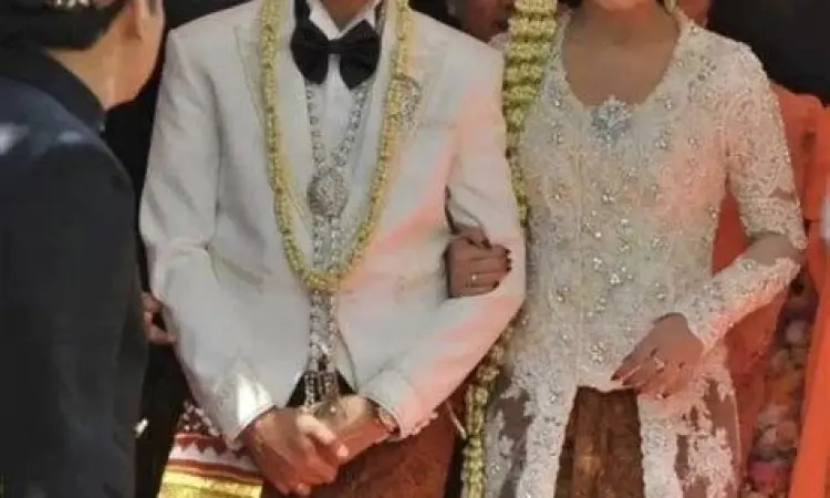 Busana Pengantin Jawa Gibran Selvi Busana pengantin Gibran dan Selvi Ananda dengan corak batik klasik