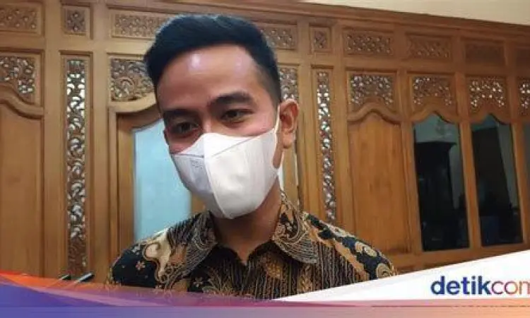 Gibran Rakabuming Raka mengenakan seragam dinas Wali Kota