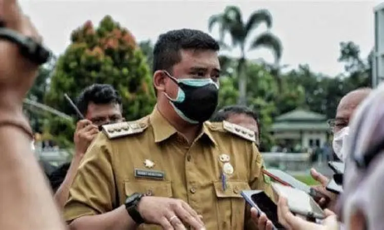 Bobby Nasution di Medan Bobby Nasution meninjau proyek drainase