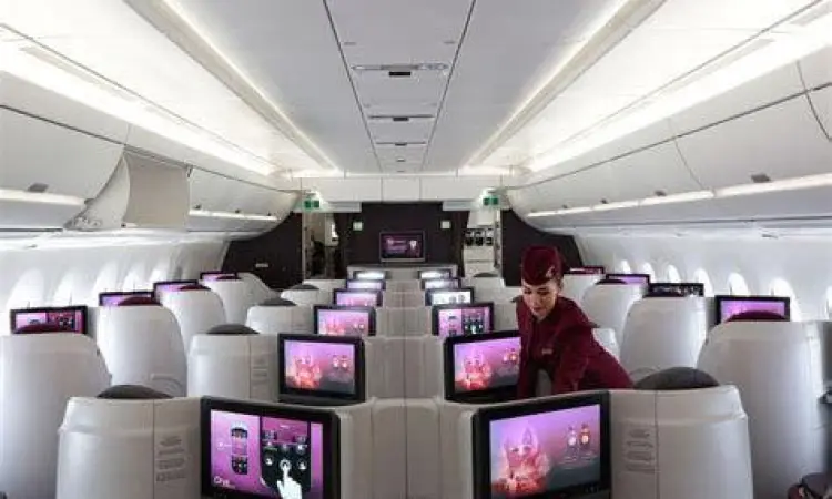 Kabin Pesawat Ekonomi Suasana kabin pesawat kelas ekonomi yang padat penumpang