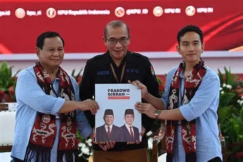 Kepemimpinan Gibran di Solo Gibran Rakabuming saat meninjau proyek pembangunan