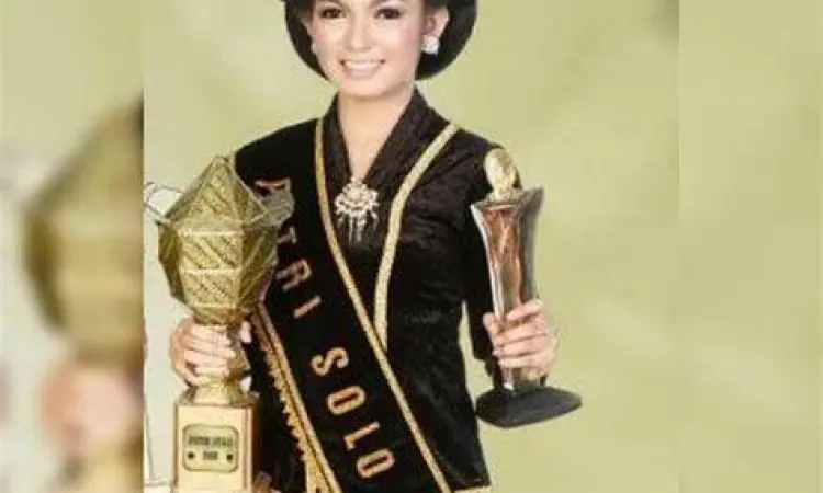 Selvi Ananda Puteri Solo Selvi Ananda saat menjuarai Puteri Solo 2009