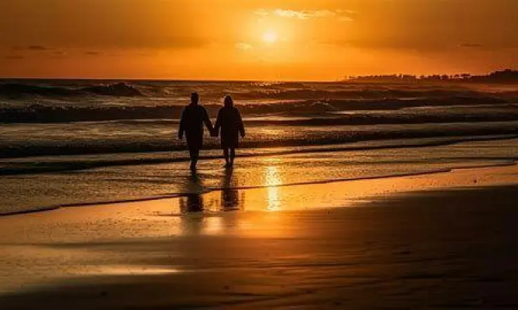 Kebebasan dalam Hubungan Pasangan berjalan di pantai dengan ruang di antara mereka