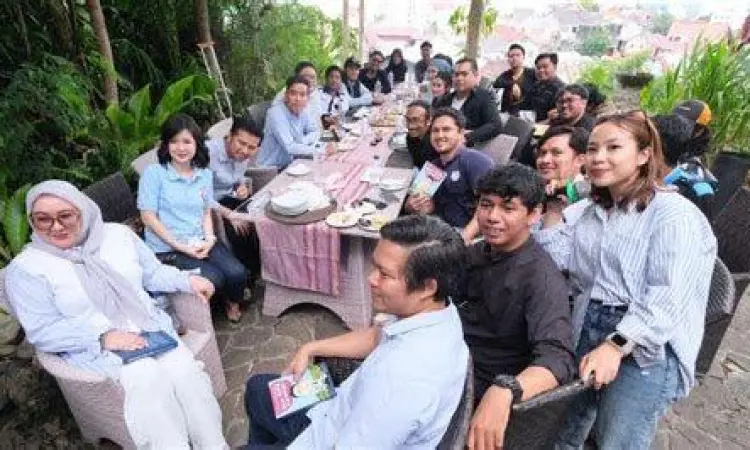 Gibran dan Komunitas Kreatif Gibran Rakabuming Raka berdiskusi dengan komunitas kreatif