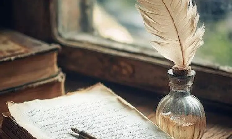 Ruang Kreatif Pujangga Meja tulis antik dengan pena bulu