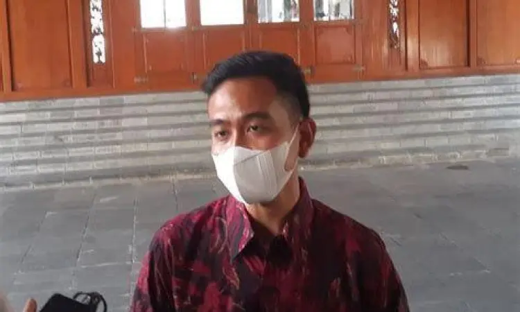 Gibran sebagai Wali Kota Solo Wali Kota Solo Gibran Rakabuming saat meninjau proyek infrastruktur