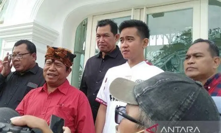 Gibran Rakabuming Raka berinteraksi dengan masyarakat