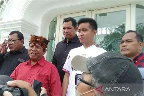 Interaksi Sosial Gibran Rakabuming Raka Gibran Rakabuming Raka berinteraksi dengan masyarakat