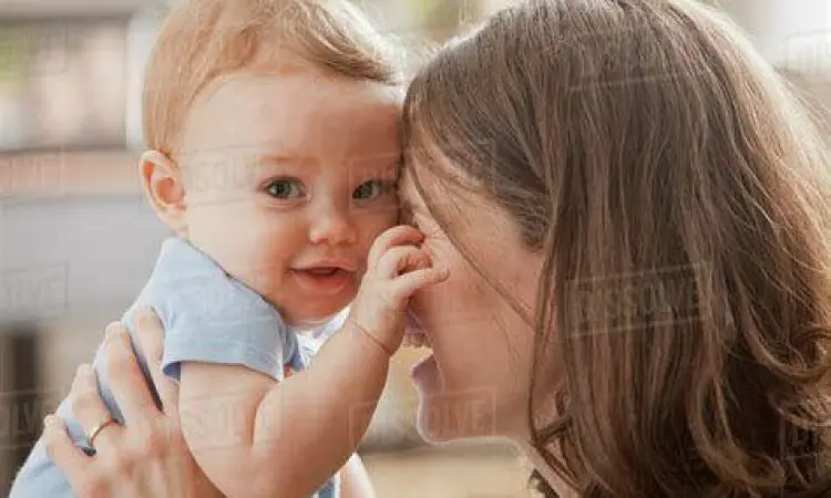 Ibu memeluk bayi dengan kasih sayang