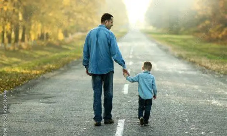 Ayah dan anak laki-laki berjalan bersama melambangkan warisan nama