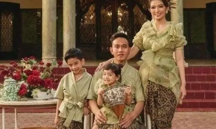 Cucu-cucu Besan Jokowi Jan Ethes bersama nenek Sri Partini