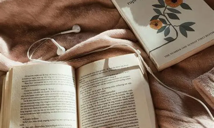 Buku Sang Nabi di atas meja kayu dengan kopi