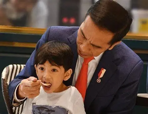 Kebersamaan Jan Ethes dan Jokowi Jan Ethes Srinarendra menemani Presiden Jokowi di acara kenegaraan