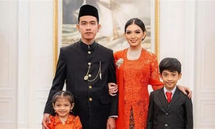 Momen Gibran Rakabuming menjemput Jan Ethes di sekolah