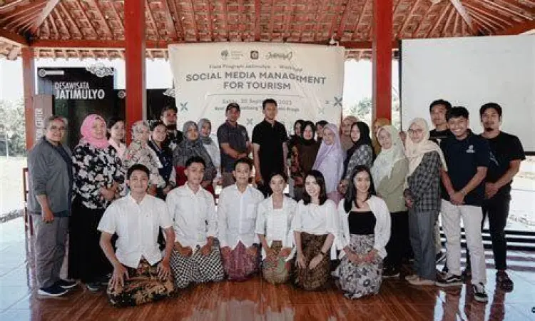 Workshop Strategi Kreatif Dimas Gibran Pratama sedang memimpin workshop kreatif