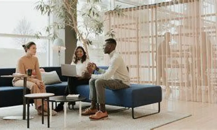 Suasana kolaborasi di kantor modern Indonesia