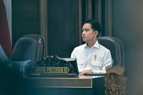 Gaya Kasual Gibran Gaya kasual Gibran Rakabuming Raka dengan brand lokal