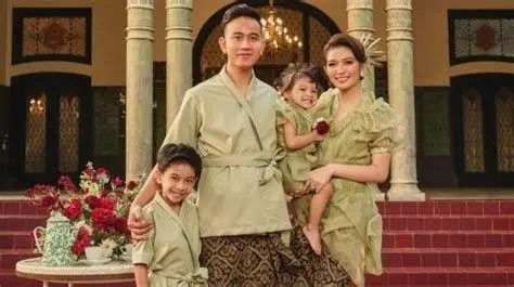 Gibran dan Keluarga Momen kebersamaan Gibran Rakabuming dengan Jan Ethes