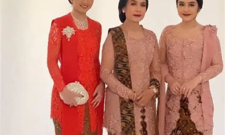 Gaya Tradisional Gibran dan Selvi Selvi Ananda mengenakan kebaya tradisional didampingi Gibran Rakabuming