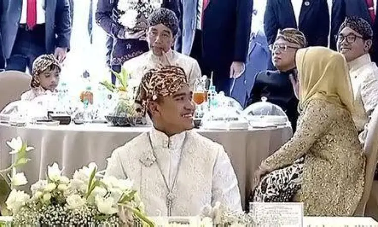 Momen Santai Gibran dan Kaesang Foto candid Gibran dan Kaesang sedang tertawa