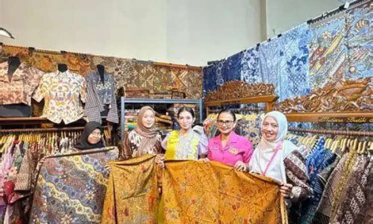Inspirasi Batik Selvi Ananda Selvi Ananda mengenakan batik modern Solo