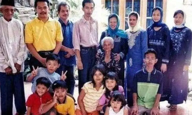 Keluarga dan Politik Foto keluarga bersama Kaesang dan Gibran