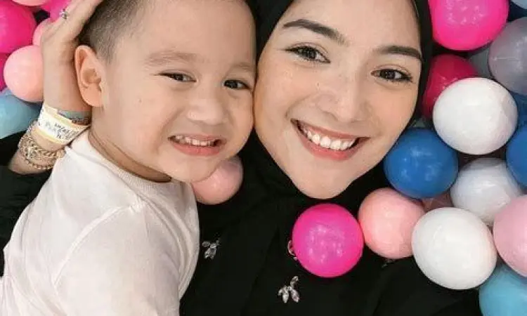 Citra Kirana memberikan edukasi bermain pada Gibran Arshaka Keenandra