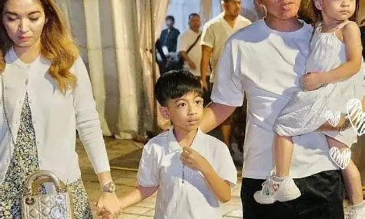 Jan Ethes Srinarendra bersama ayahnya Gibran Rakabuming