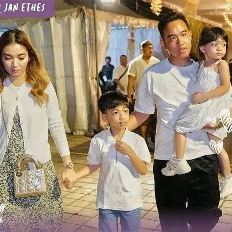 Jan Ethes dan Gibran Jan Ethes Srinarendra bersama ayahnya Gibran Rakabuming