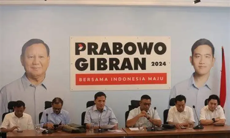Gibran Rakabuming Raka memberikan pernyataan kepada media