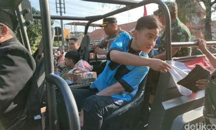 Gibran putra Jokowi meninjau pembangunan infrastruktur di Solo