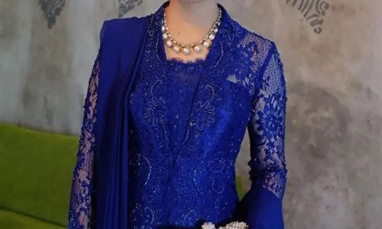 Selvi Ananda mengenakan kebaya tradisional yang elegan
