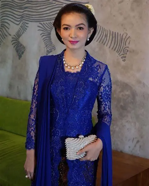 Fashion Selvi Ananda Selvi Ananda mengenakan kebaya tradisional yang elegan