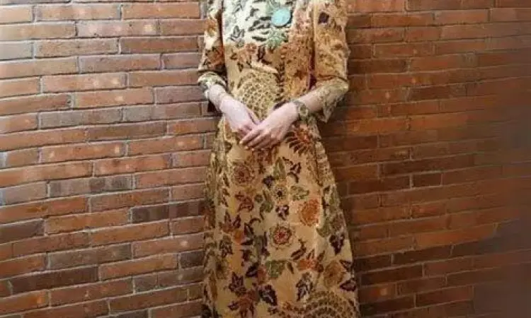 Fashion Selvi Ananda Selvi Ananda tampil anggun dengan kebaya modern dan batik