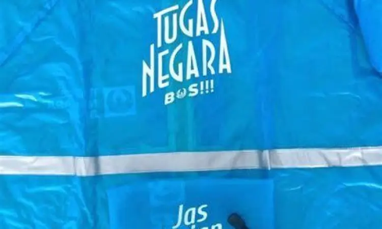 Gibran Rakabuming menggunakan jas hujan transparan Tugas Negara Bos