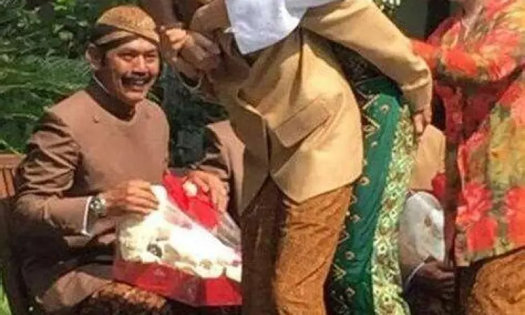 Momen sakral Jokowi gendong Gibran