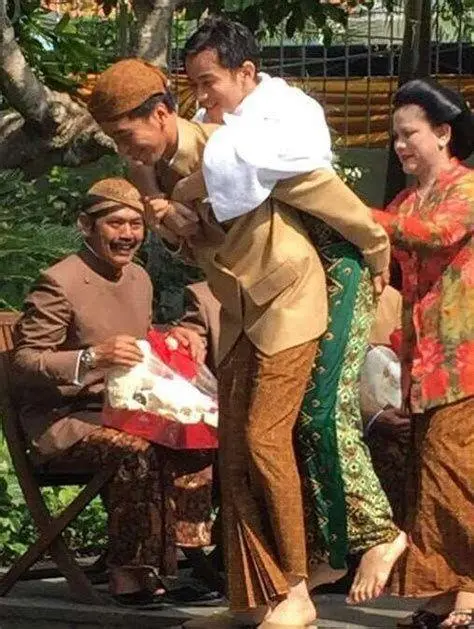 Jokowi Gendong Gibran Momen sakral Jokowi gendong Gibran