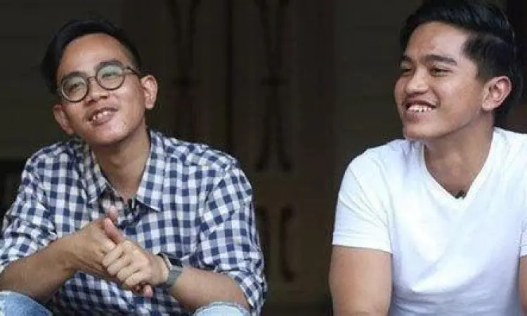 Gibran Rakabuming dan Kaesang Pangarep dalam sebuah acara formal