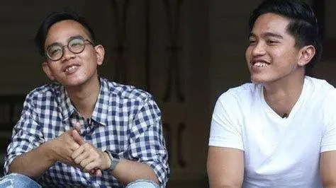 Gibran dan Kaesang Gibran Rakabuming dan Kaesang Pangarep dalam sebuah acara formal