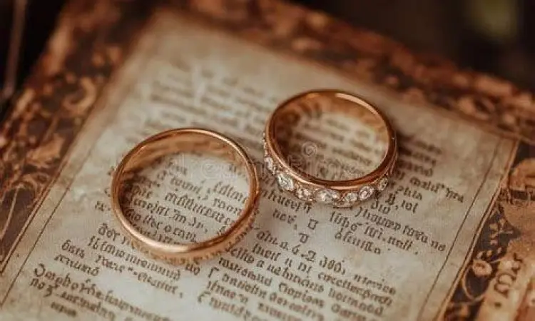 Cincin pernikahan di atas buku puisi