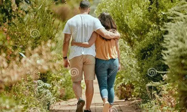 Pasangan berjalan di alam terbuka menggambarkan kebebasan dalam cinta