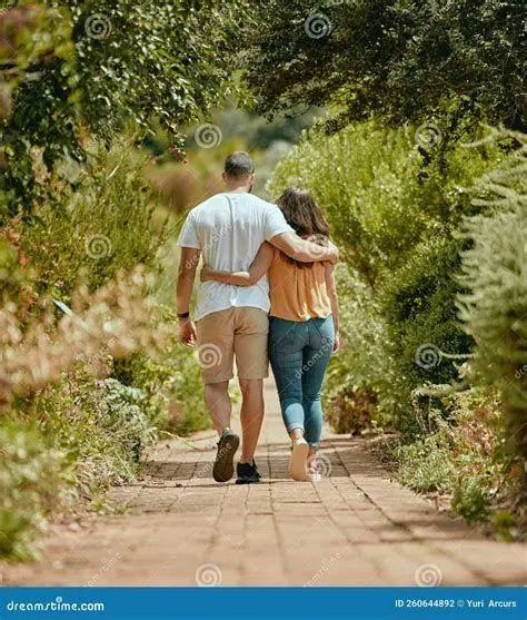 Kebebasan dalam Kebersamaan Pasangan berjalan di alam terbuka menggambarkan kebebasan dalam cinta