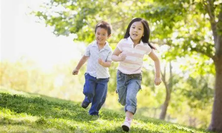 Kebebasan Bermain Anak Anak bermain bebas mengeksplorasi dunia