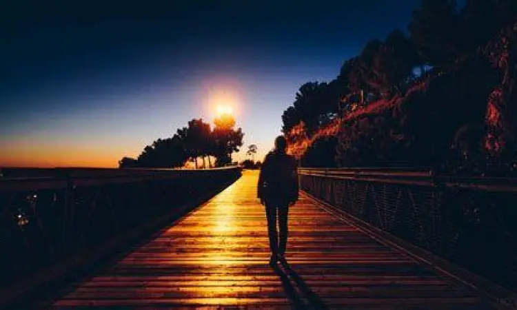 Perjalanan Rindu Jalan setapak saat matahari terbenam menggambarkan perjalanan rindu