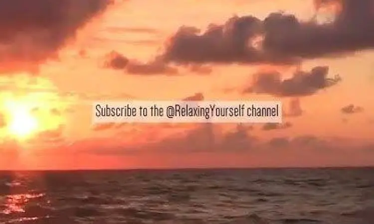 Pemandangan matahari terbenam di laut yang melambangkan kerinduan