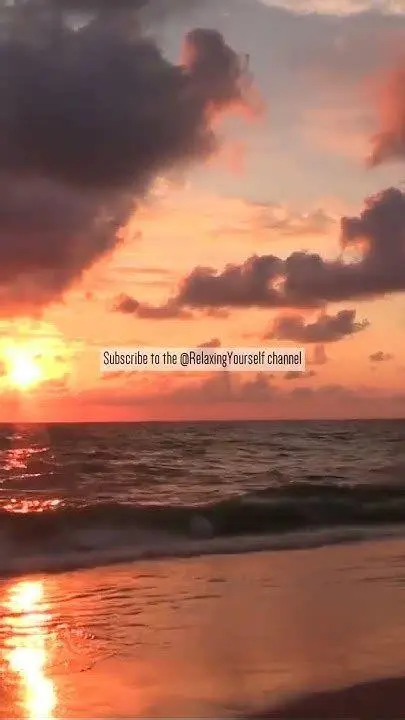 Melankolia di Ujung Hari Pemandangan matahari terbenam di laut yang melambangkan kerinduan