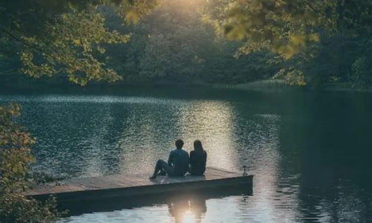 Pasangan berjalan di alam terbuka yang tenang